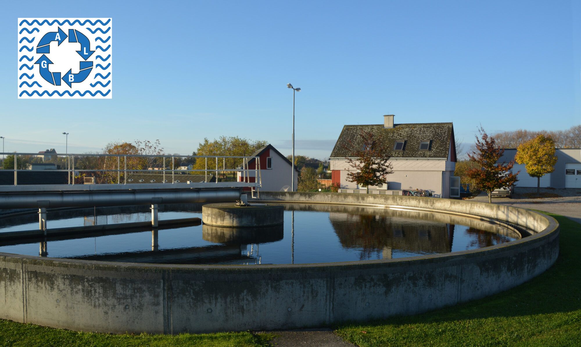Das Bild zeigt ein Klärbecken sowie Gebäude der Kläranlage in Laa an der Thaya