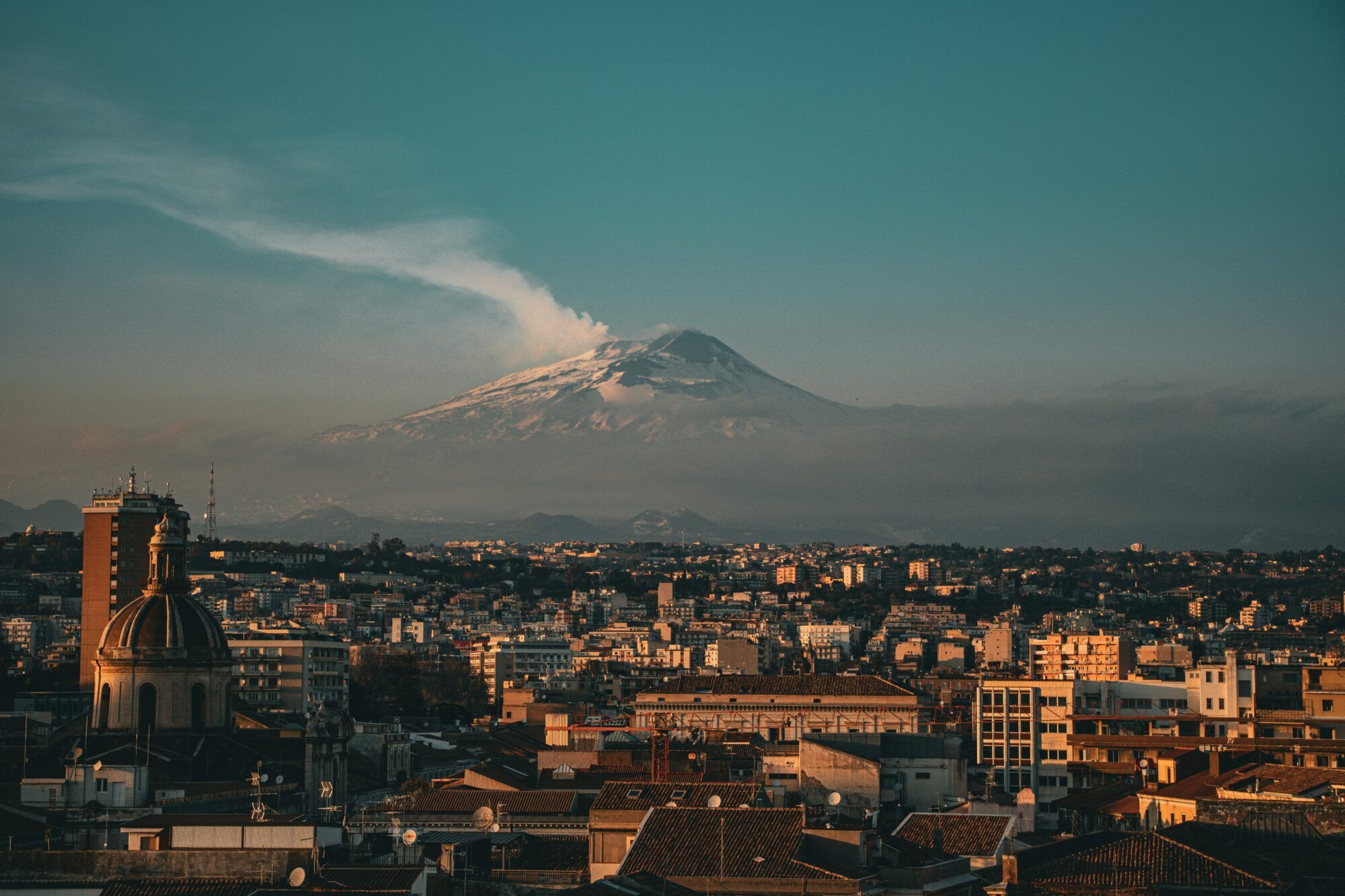 Vulkan &Auml;tna und die italienische Stadt davor