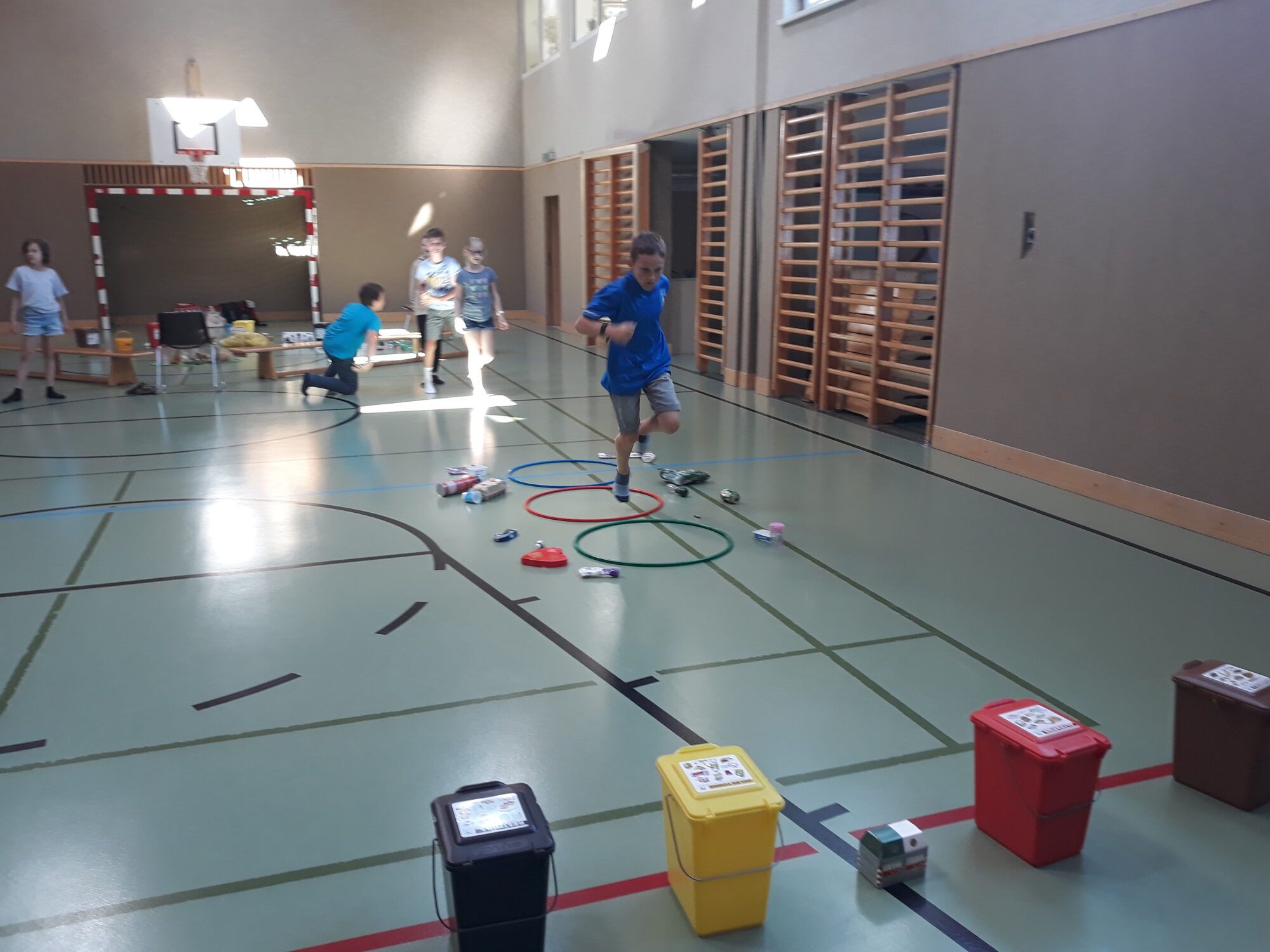 Müllwett-Trennen im Turnsaal einer Volksschule