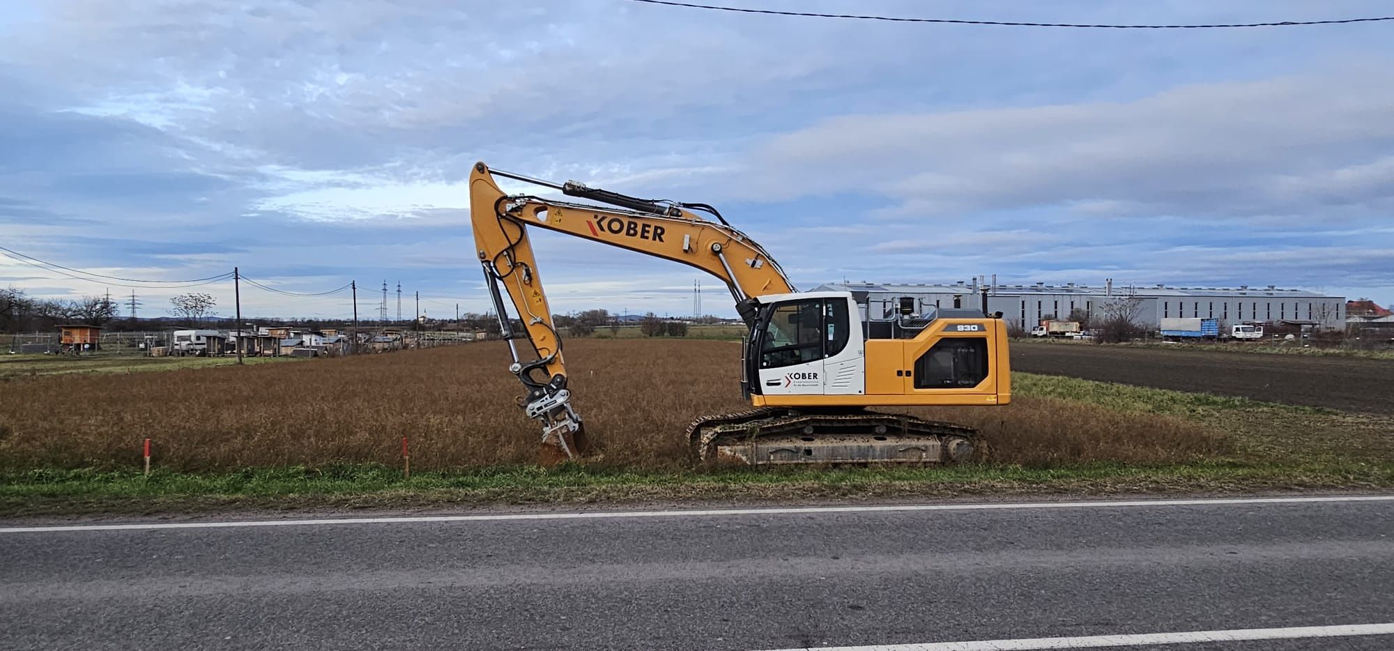 Bagger steht auf dem Grundstück für das Wertstoffzentrum.