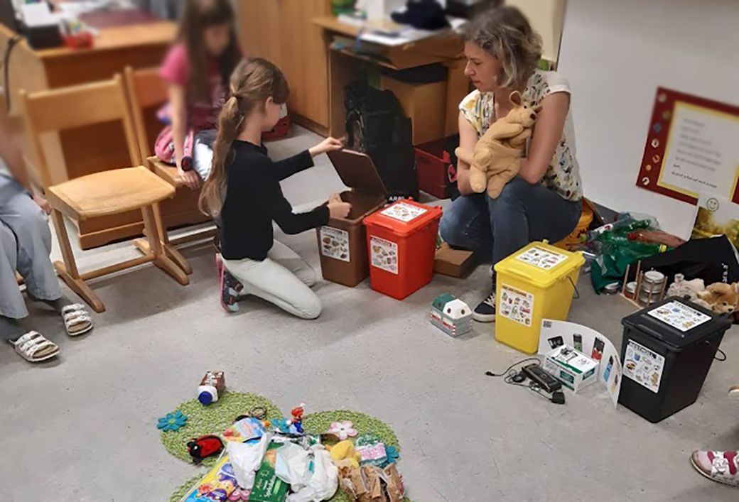 Abfalltrennen beim workshop in der Schule