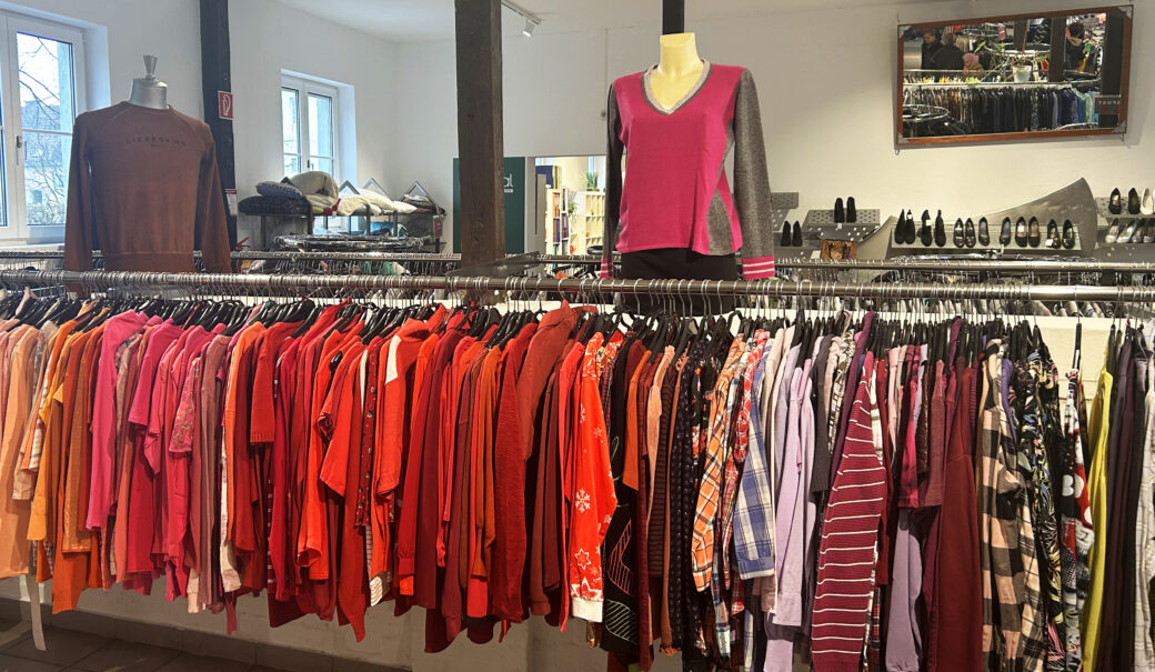 Secondhand Shop mit roten T-Shirts