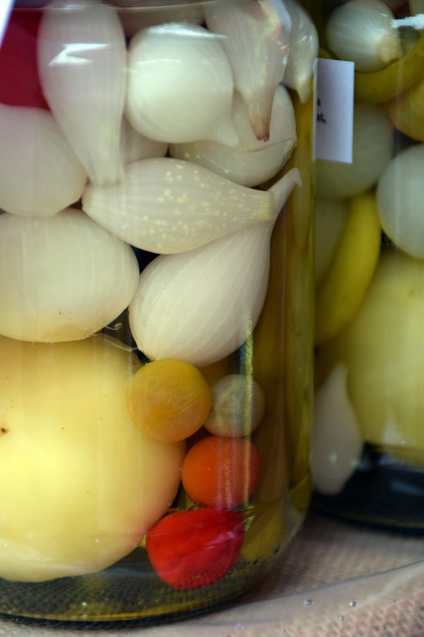 Zwiebel und anderes Gemüse in einem Einmachglas.