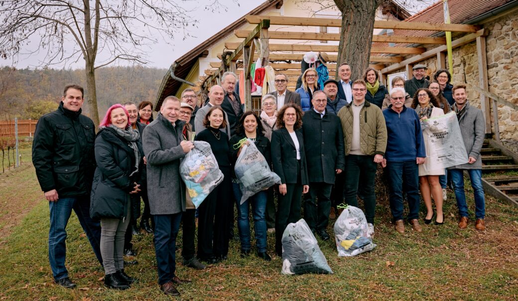 Das Gruppenbild zeigt Vertreter der fünf Weinviertler Abfallverbände, der Alttextilentsorger und der Gemeinden. Der neue Weinviertler Altkleidersack wird präsentiert.