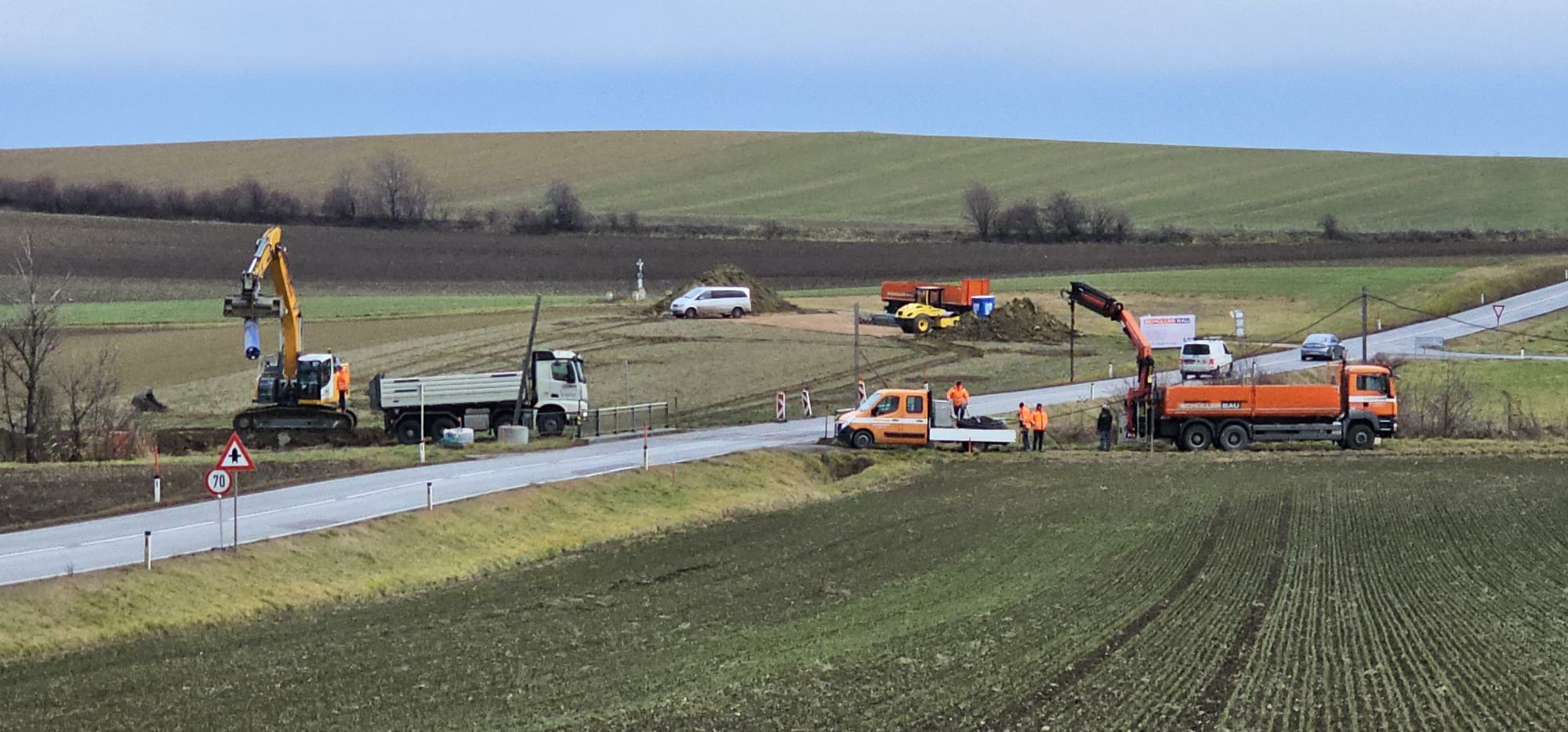 Das Bild zeigt die Baustelle des Wertstoffzentrums bei Stronsdorf. LKW und Bagger beim Erdaushub sind zu sehen.