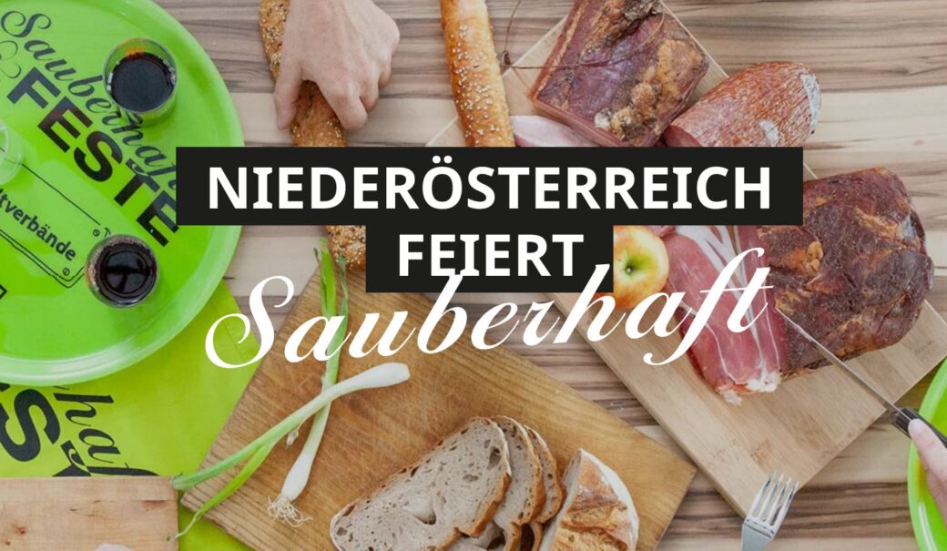 Das Bild zeigt Brot und Speck auf einem Holzbrett und ein Tablett mit der Aufschrift "Sauberhafte Feste"
