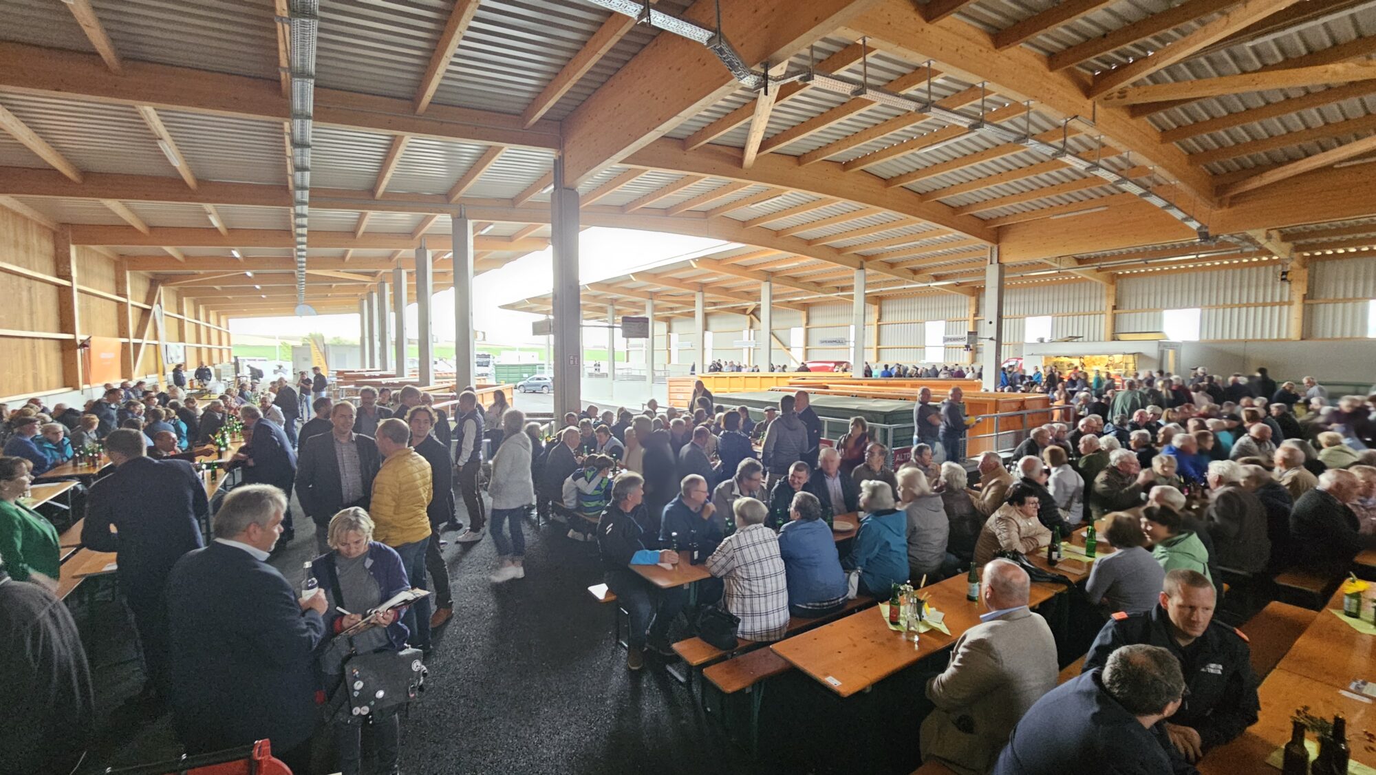 In der Halle des Wertstoffzentrums West kamen an die 600 Besucher zur Eröffnungsfeier.