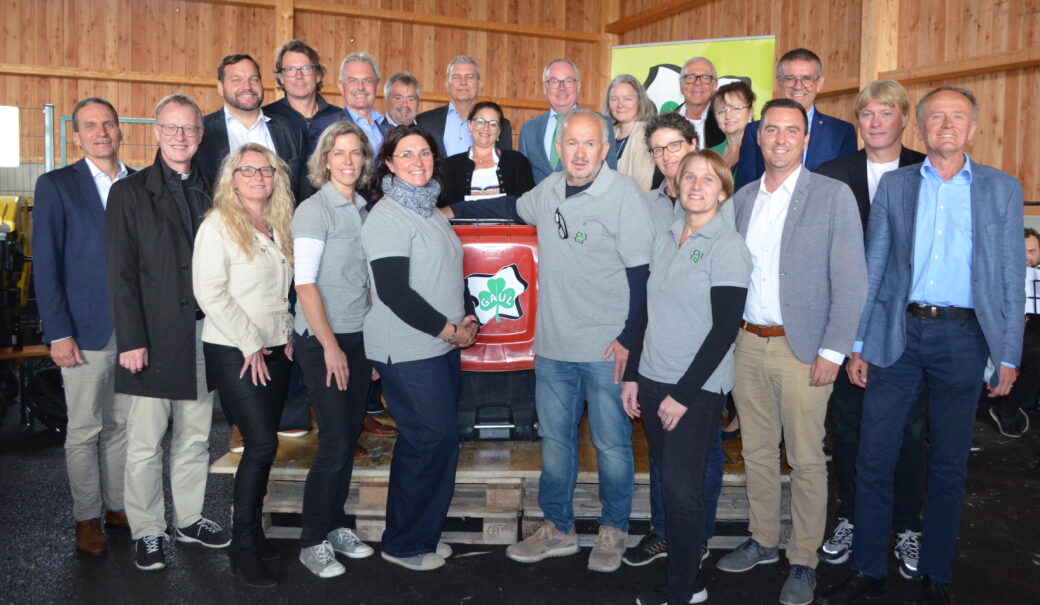 Gruppenfoto bei der Eröffnungsfeier des WSZ. Zu sehen sind das Team des GAUL, die Vorstandsmitglieder, Vertreter der Baufirmen und des Landes Niederösterreich.
