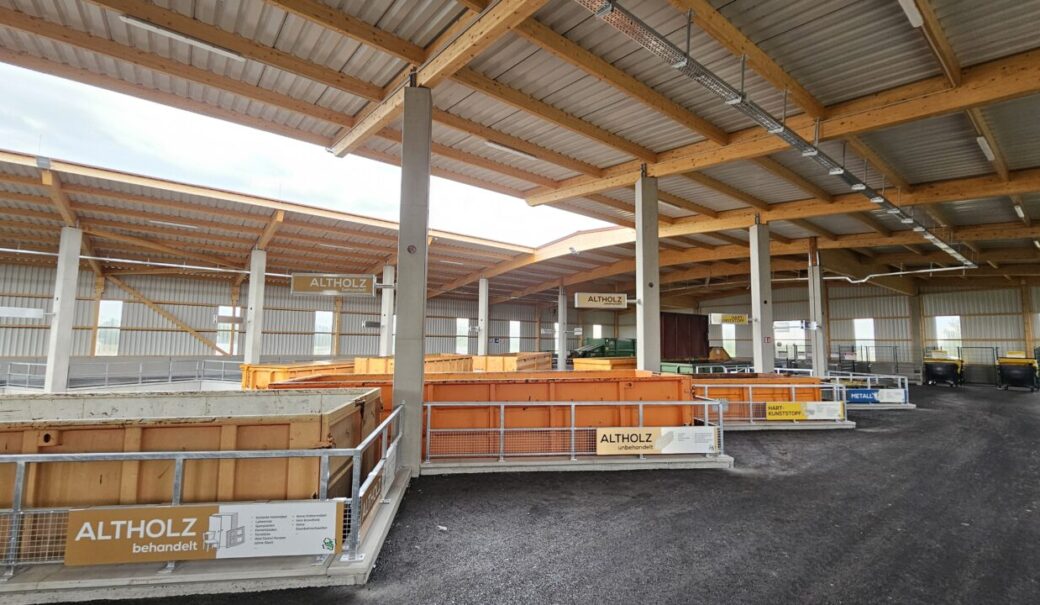Ansicht auf die Container f&uuml;r Altholz, Hartkunststoff und Metall, welche sich im neuen Wertstoffzentrum befinden