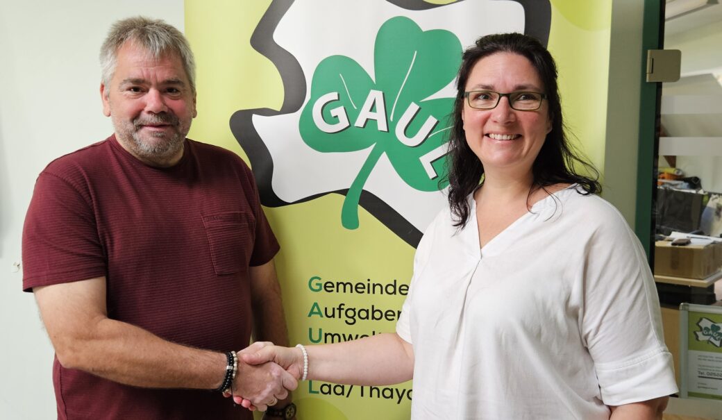 GAUL-Obmann Franz Popp gratuliert der neuen Gesch&auml;ftsf&uuml;hrerin Dipl.-Kffr.(FH) Lydia Eigner